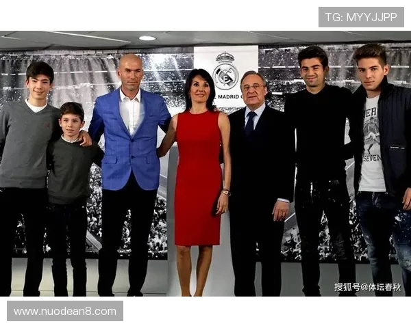 足球巨星家庭温馨合影展现亲情与荣耀团结的力量